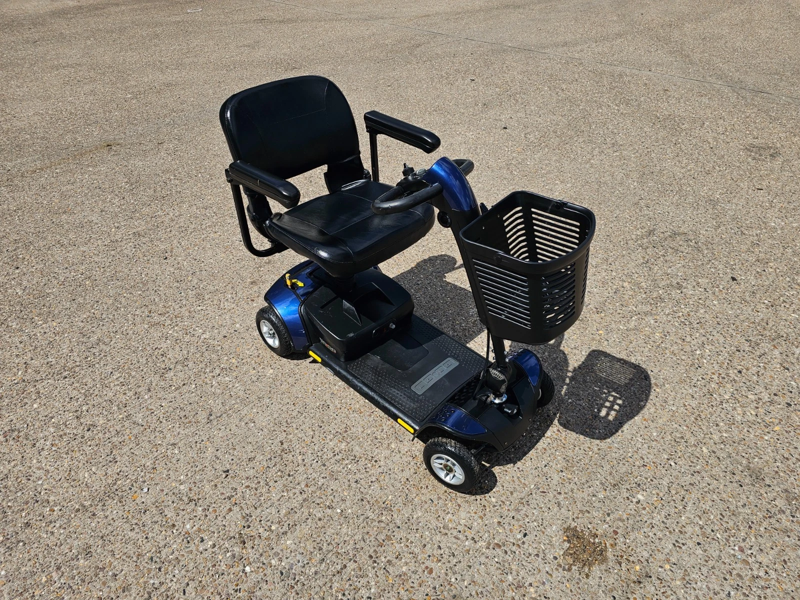 Pride GoGo Elite Traveller LX 4mph electric mobility scooter NEW BATTERIES