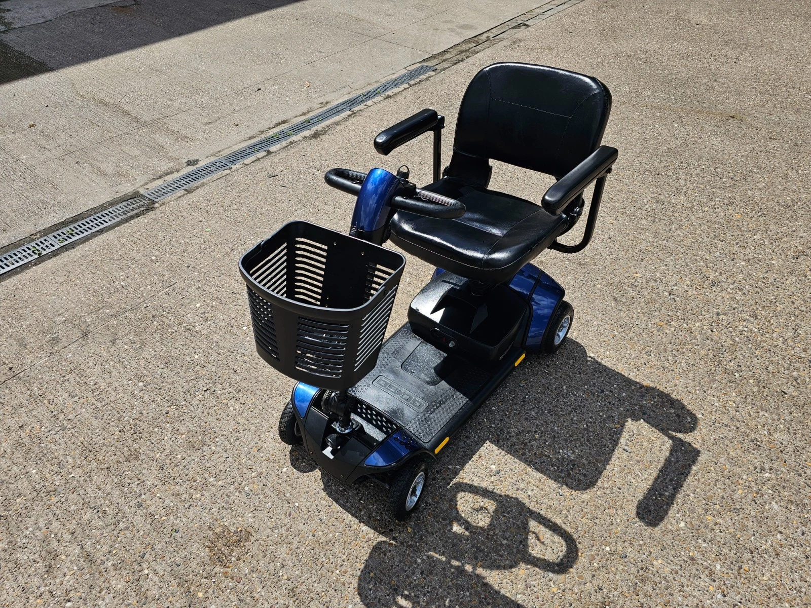 Pride GoGo Elite Traveller LX 4mph electric mobility scooter NEW BATTERIES
