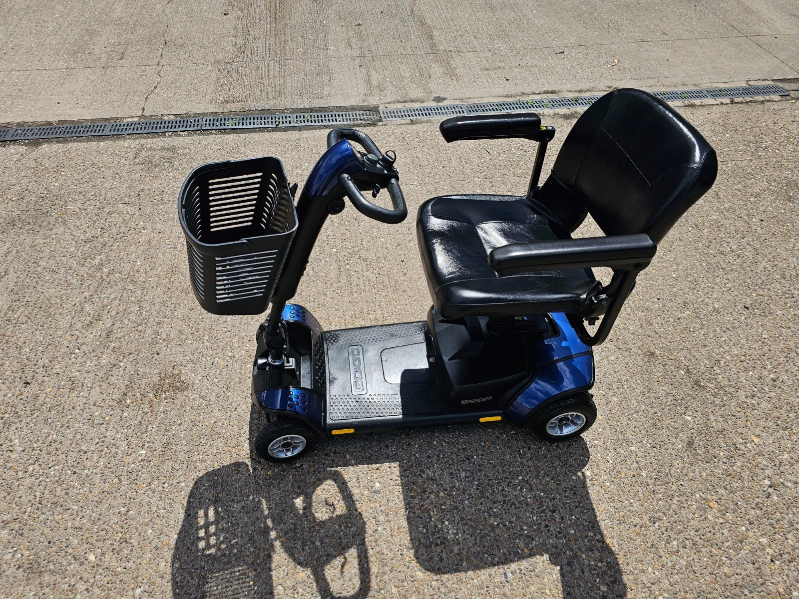 Pride GoGo Elite Traveller LX 4mph electric mobility scooter NEW BATTERIES