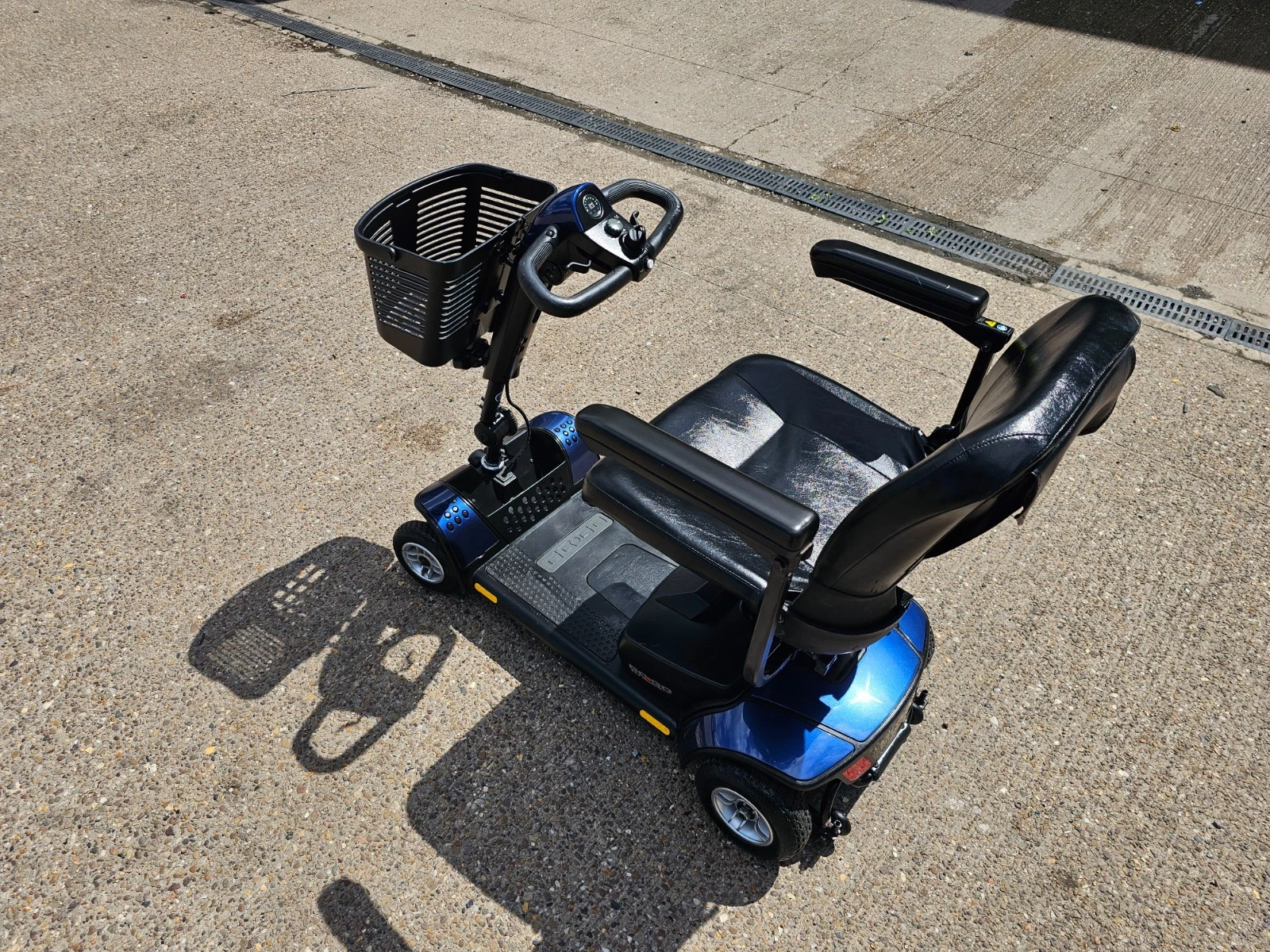 Pride GoGo Elite Traveller LX 4mph electric mobility scooter NEW BATTERIES