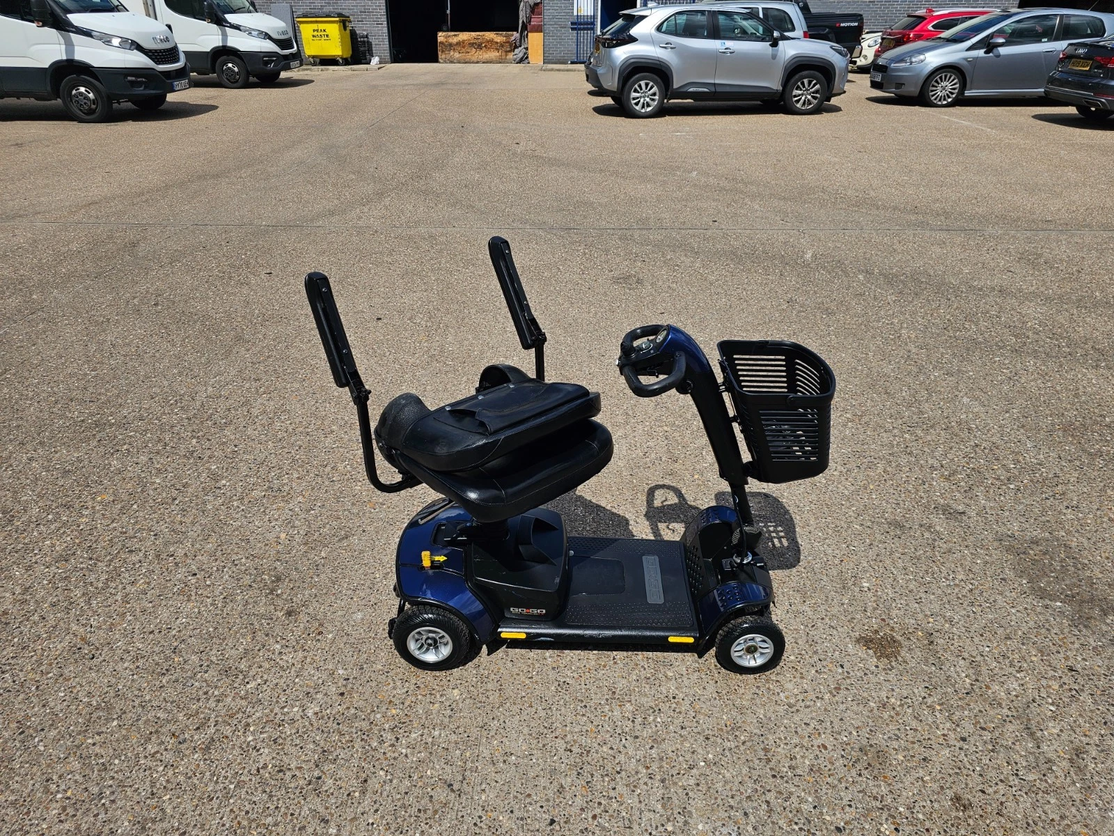 Pride GoGo Elite Traveller LX 4mph electric mobility scooter NEW BATTERIES