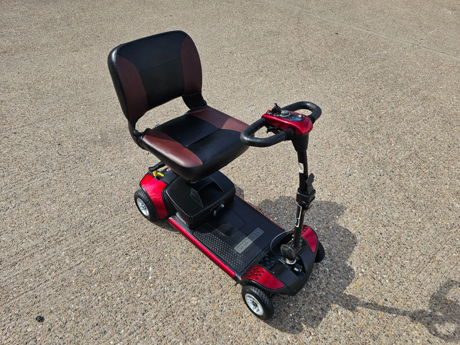 Pride GoGo Elite Traveller 4mph electric mobility scooter NEW BATTERIES