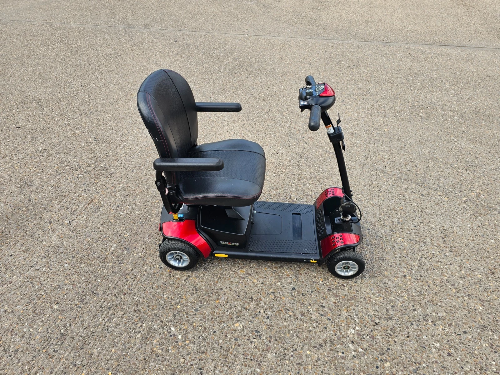 Pride GoGo Elite Traveller 4mph electric mobility scooter NEW BATTERIES