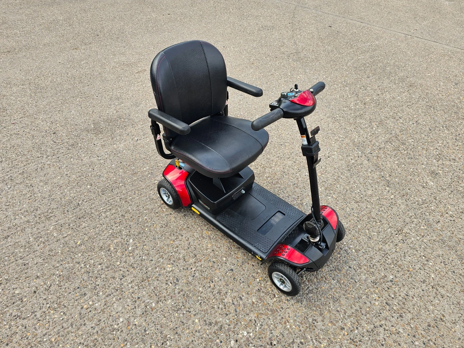 Pride GoGo Elite Traveller 4mph electric mobility scooter NEW BATTERIES