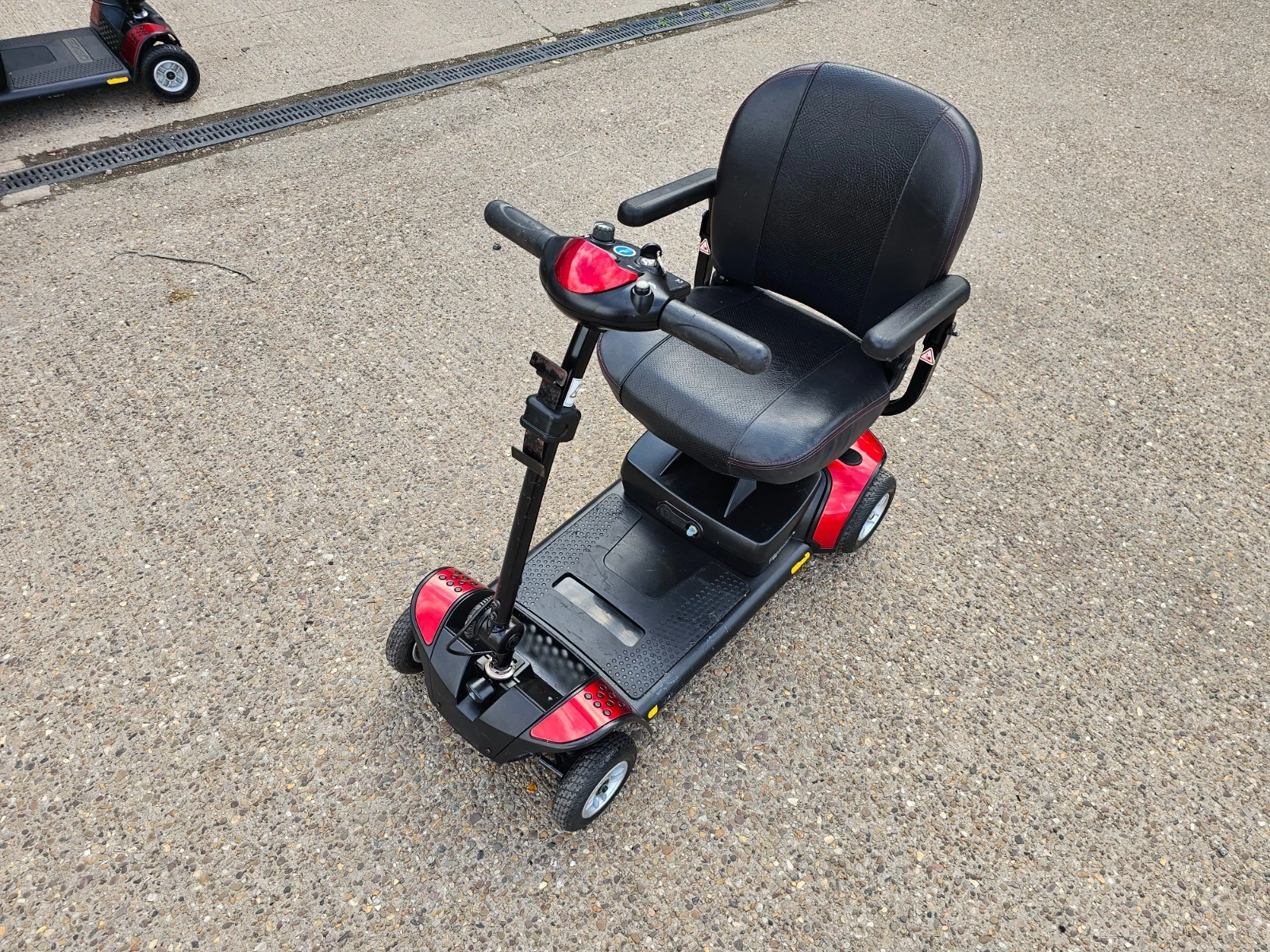 Pride GoGo Elite Traveller 4mph electric mobility scooter NEW BATTERIES
