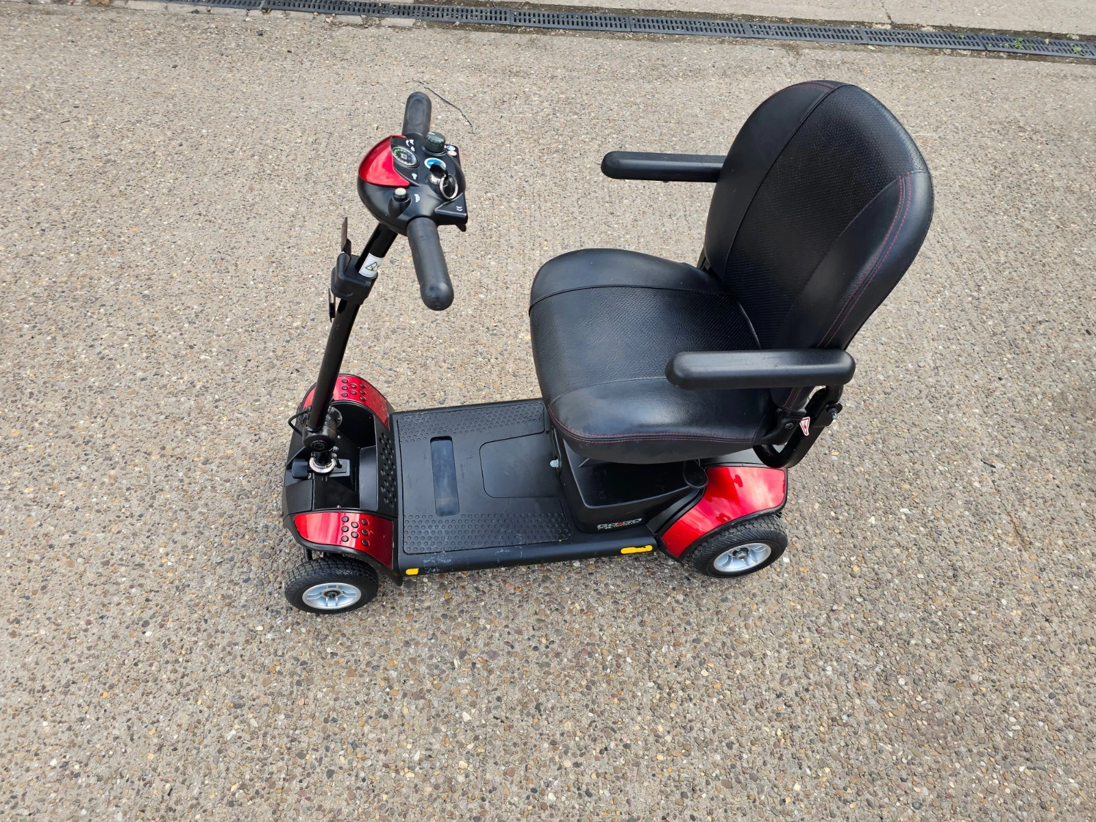Pride GoGo Elite Traveller 4mph electric mobility scooter NEW BATTERIES
