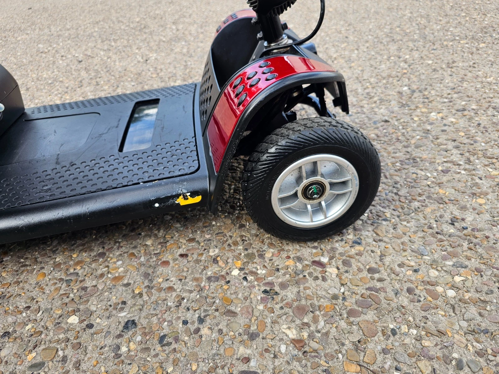 Pride GoGo Elite Traveller 4mph electric mobility scooter NEW BATTERIES