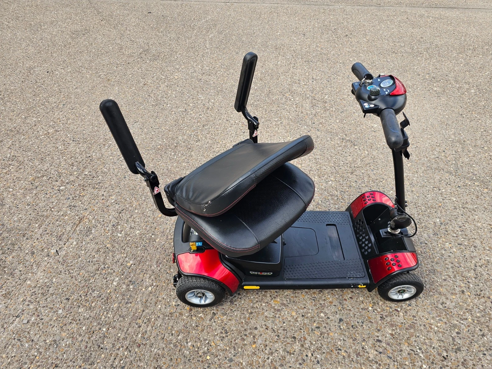 Pride GoGo Elite Traveller 4mph electric mobility scooter NEW BATTERIES
