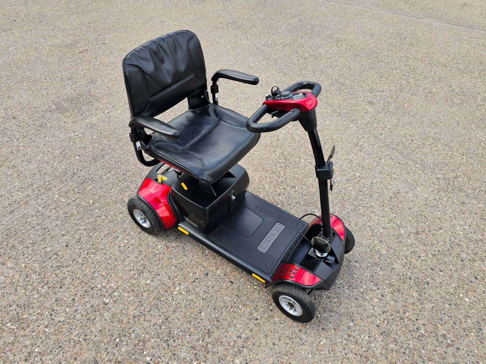 Pride GoGo Elite Traveller Plus 4mph electric mobility scooter NEW BATTERIES