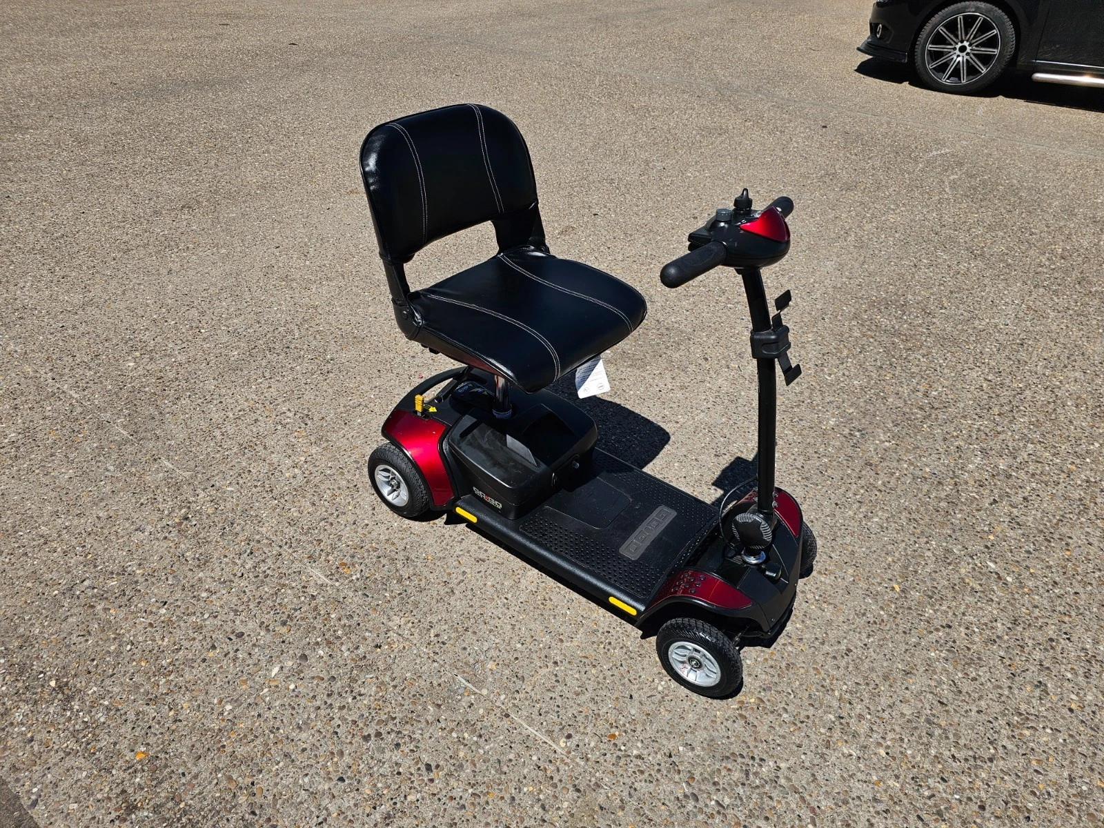Pride GoGo Elite Traveller 4mph electric mobility scooter NEW BATTERIES