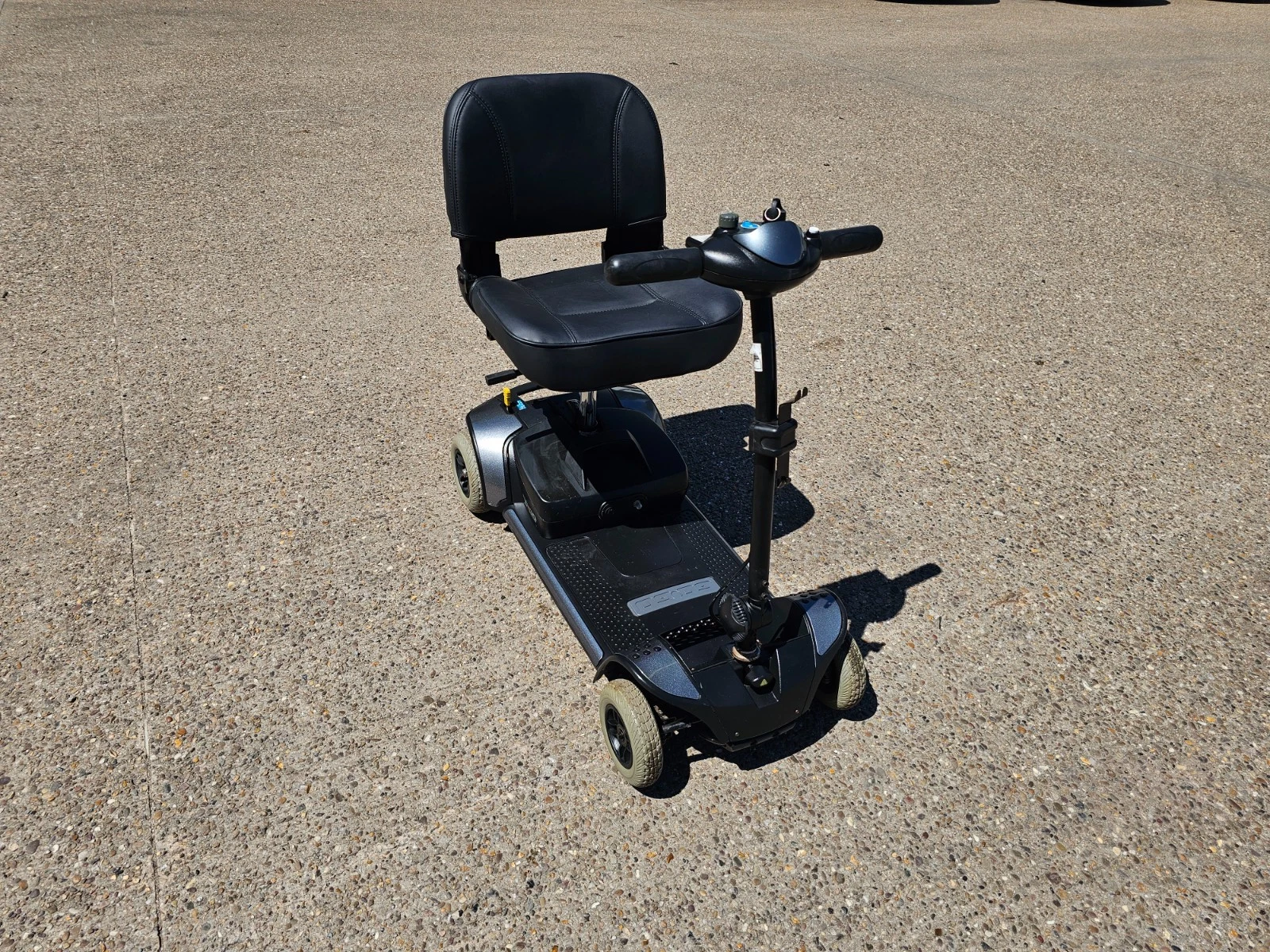 Pride GoGo Elite Traveller 4mph electric mobility scooter NEW BATTERIES