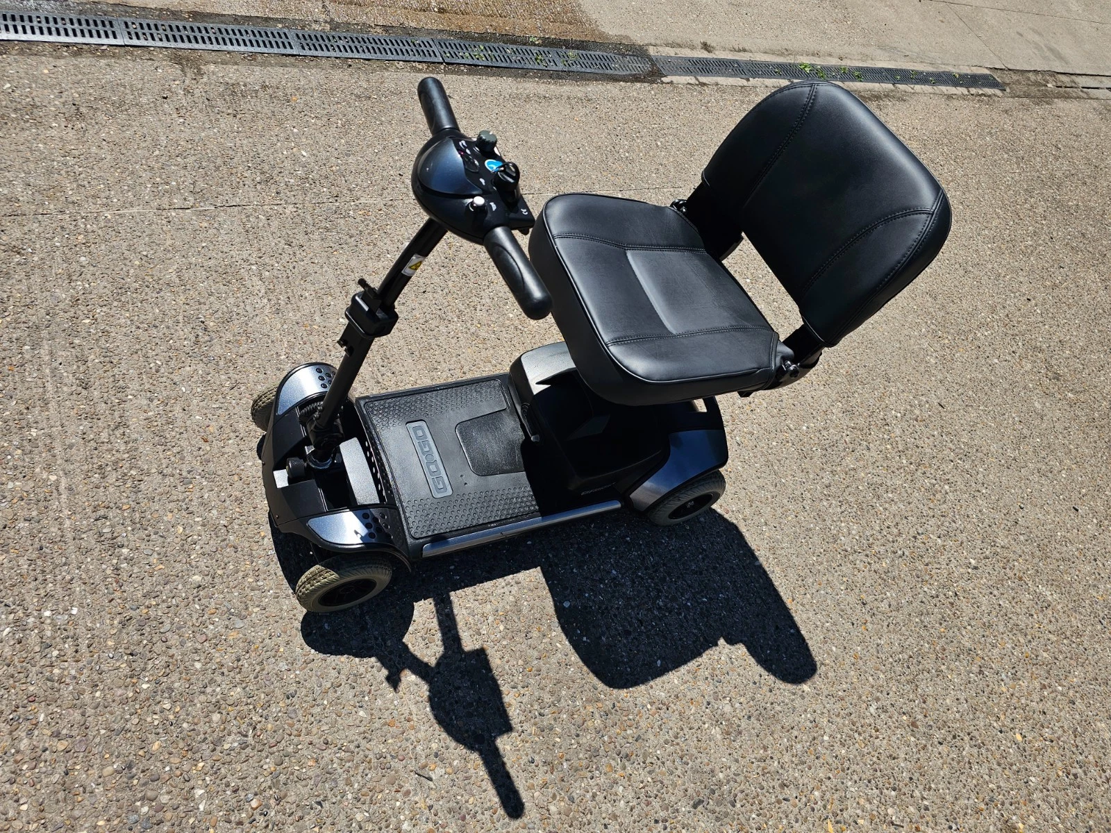 Pride GoGo Elite Traveller 4mph electric mobility scooter NEW BATTERIES
