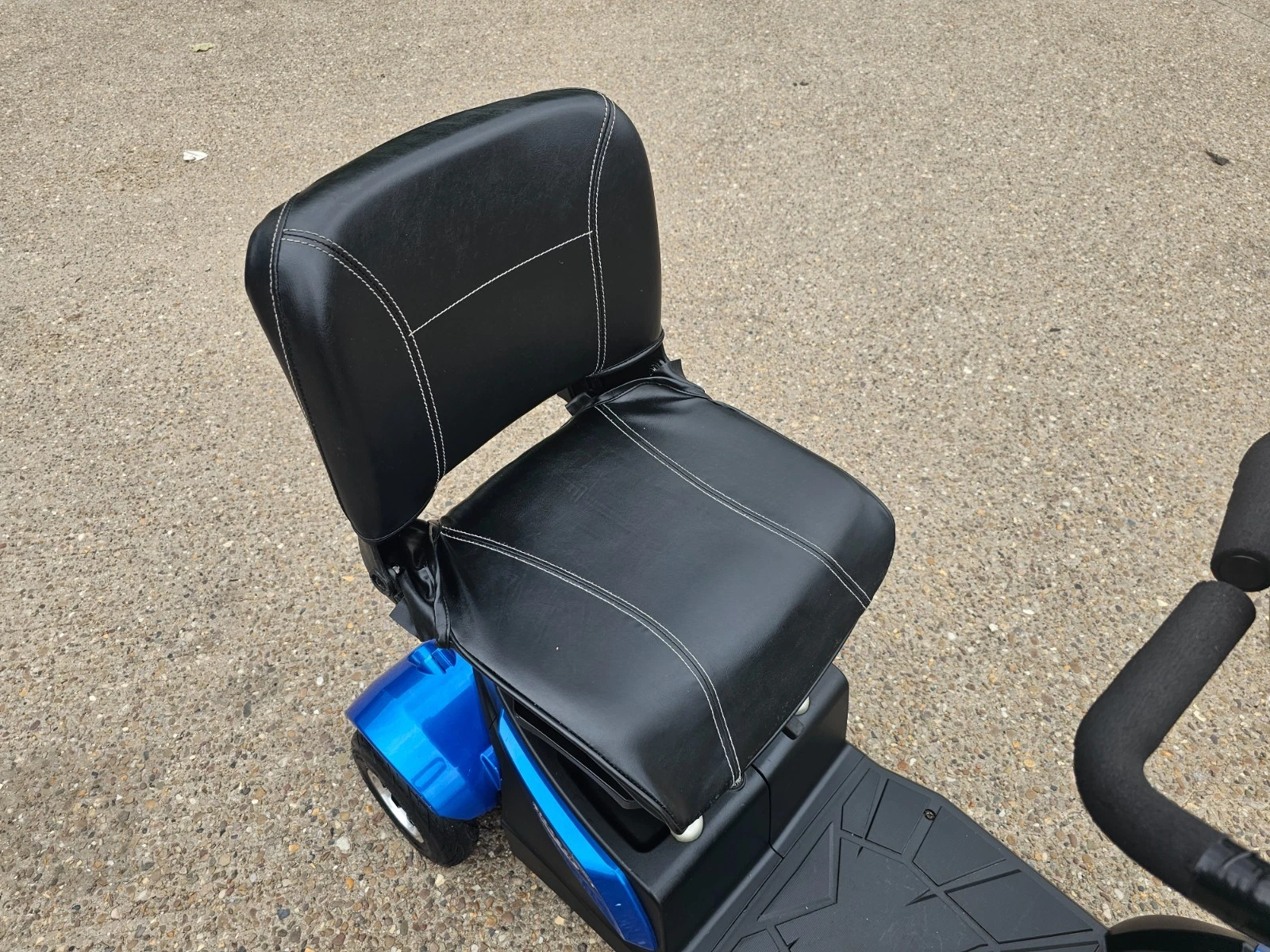 CareCo XGo Pinnacle blue 4mph electric mobility scooter